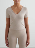 Beige melange Shape Seamless Short Sleeve -toppi imartelevalla V-pääntiellä ja tiukalla second skin -tuntumalla. [S - 175 cm]