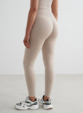 Beige melange aim'n Shape Seamless Tights korkealla vyötäröllä ja invisible scrunch -yksityiskohdalla.