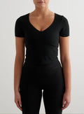 Musta lyhythihainen Sense Short Sleeve Bralette V-kaula-aukolla ja pehmeällä second skin -kankaalla merkiltä aim'n.