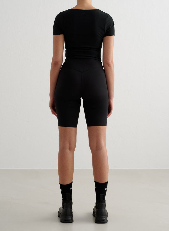 Musta aim'n Sense Short Sleeve Bralette takaapäin kuvattuna, tarjoten voinpehmeän second skin -tuntuman.