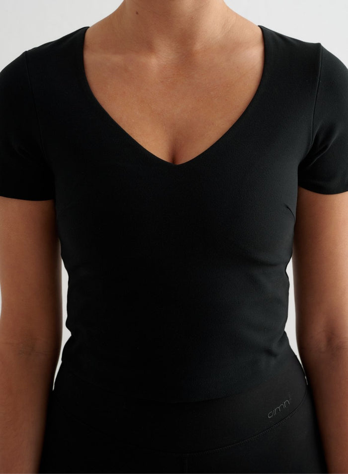Musta Sense Short Sleeve Bralette V-pääntiellä ja lyhyillä hihoilla erittäin pehmeästä second skin -kankaasta.