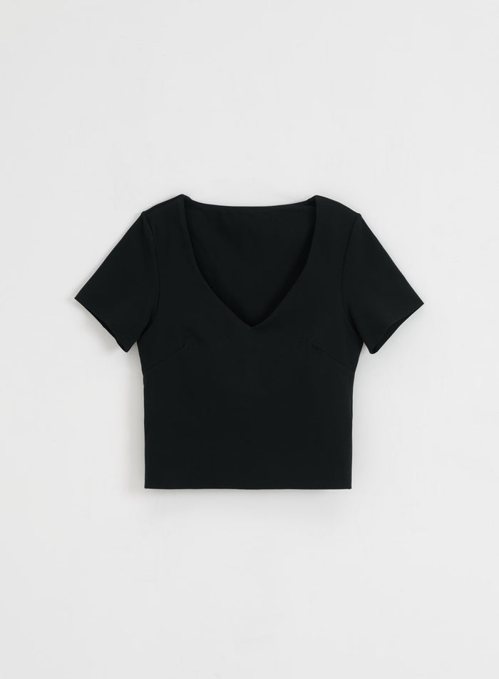 Musta aim'n Sense Short Sleeve Bralette, jossa on V-kaula-aukko ja laserleikatut reunat second skin -istuvuudella.