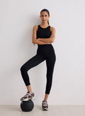 Malli yllään aim'n Black Shape Seamless 7/8 Tights -trikoot, poseeraamassa yksi jalka kuntopallon päällä [XS-170cm]