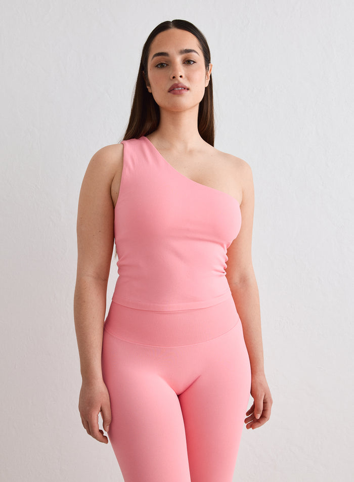 Malli yllään Blush Shape Seamless One Shoulder Bralette ja yhteensopivat leggingsit [L-174cm]