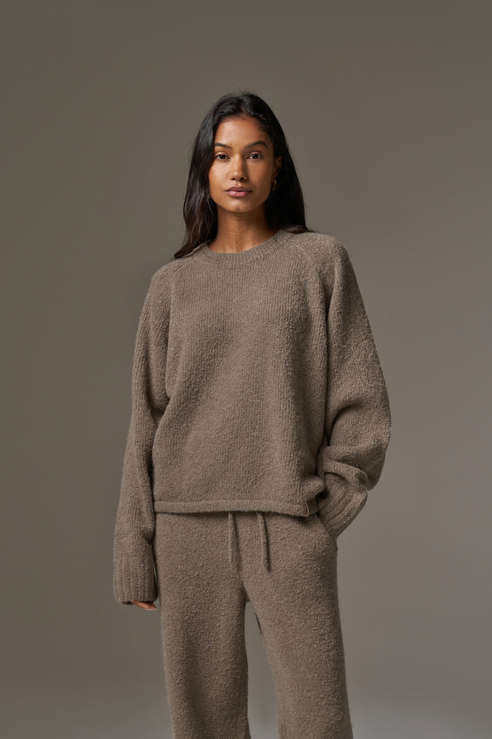 BOUCLE KNIT RAGLAN CREW - BROWN