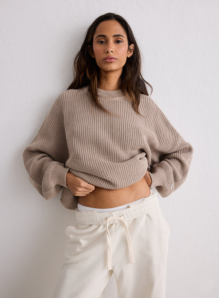 Nainen yllään aim'n Dark Clay Knitted Sweatshirt [S-170cm]