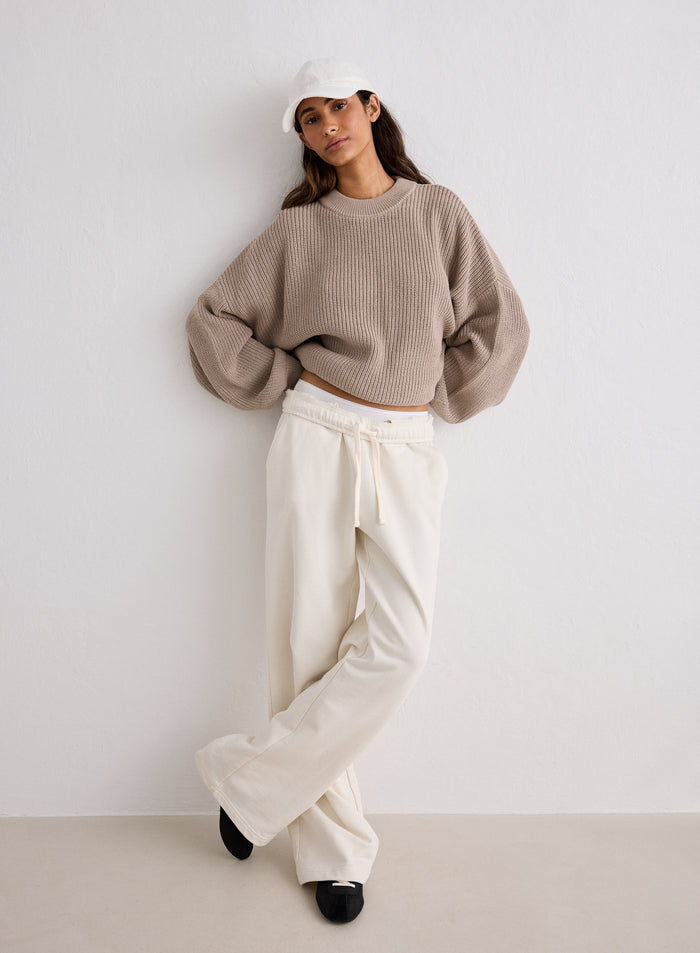 Malli yllään Dark Clay Knitted Sweatshirt ja valkoiset housut [S-170cm]