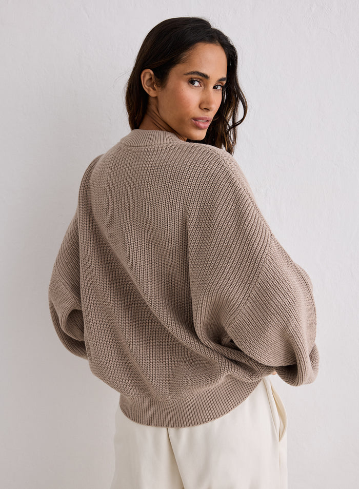 Nainen takaapäin katsomassa olkapäänsä yli yllään Dark Clay Knitted Sweatshirt [S-170cm]