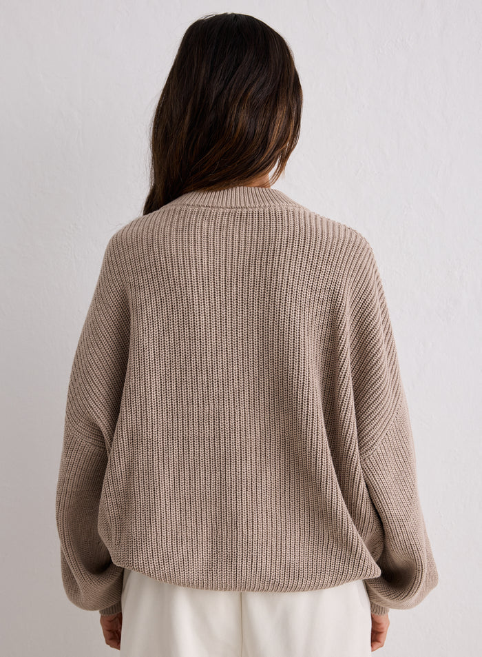 Nainen takaapäin yllään aim'n Dark Clay Knitted Sweatshirt [S-170cm]