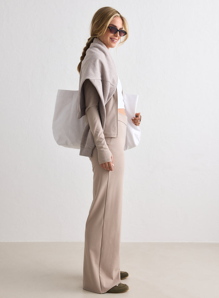Leveälahkeiset ja korkeavyötäröiset aim'n Dark Clay Sense Tall Pants -housut rennolla istuvuudella. [M-170cm]