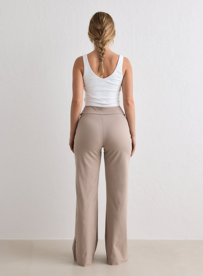 aim'n Dark Clay Sense Tall Pants -housut takaapäin naisen yllä, rento leveä lahje ja korkea vyötärö. [M-170cm]