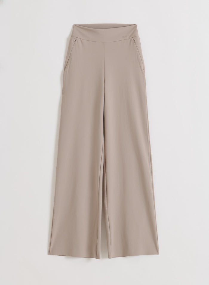aim'n-merkin Dark Clay Sense Tall Pants -housut, joissa on leveälahkeinen istuvuus, korkea vyötärö ja vetoketjutaskut.
