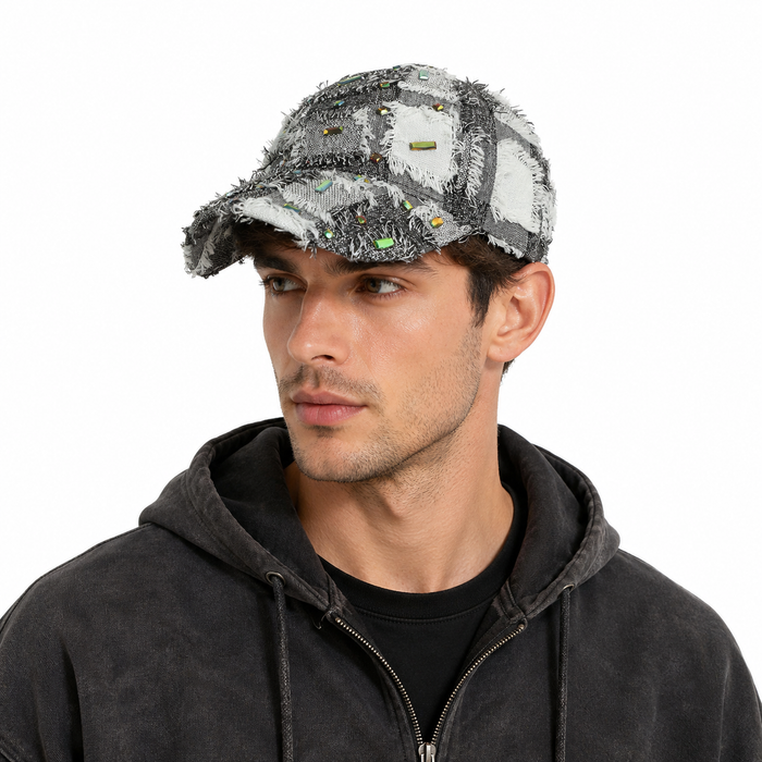 Distressed baseball cap with 23 x 20 cm dimensions, 58 cm head circumference and 75 to 80 g weight, shown for size reference.