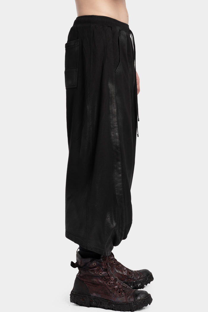 Julius_7 | AW25 - Overlong coated sweat shorts, 917PAM27