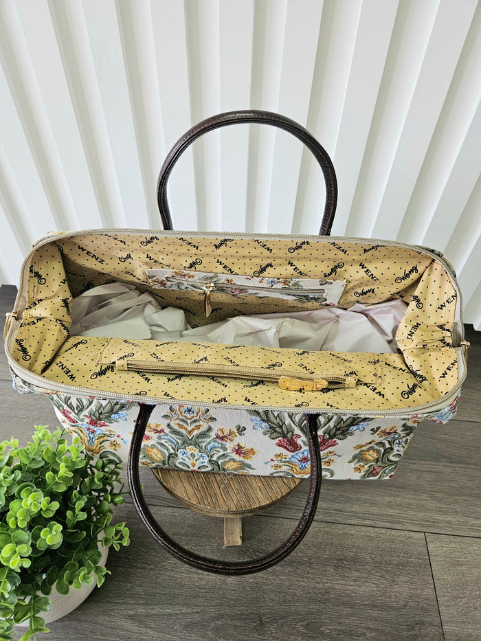 Open bag with pockets inside.