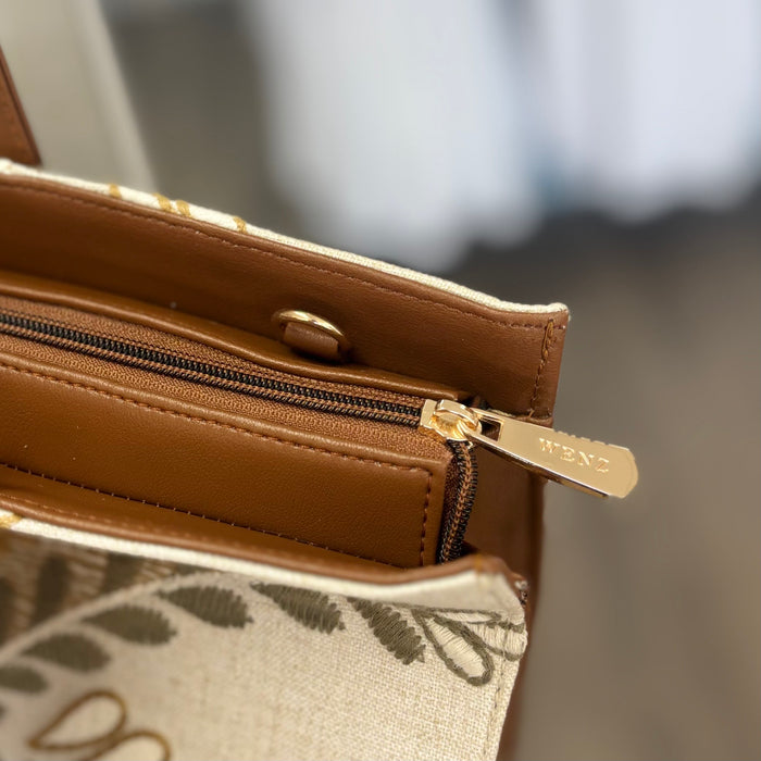 Zipper top tote bag.