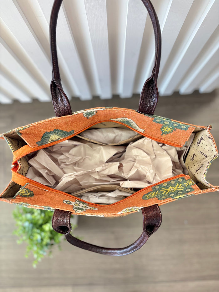 Open zipper top bag with pockets.
