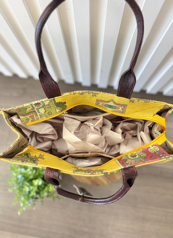 Open bag with inside pockets.