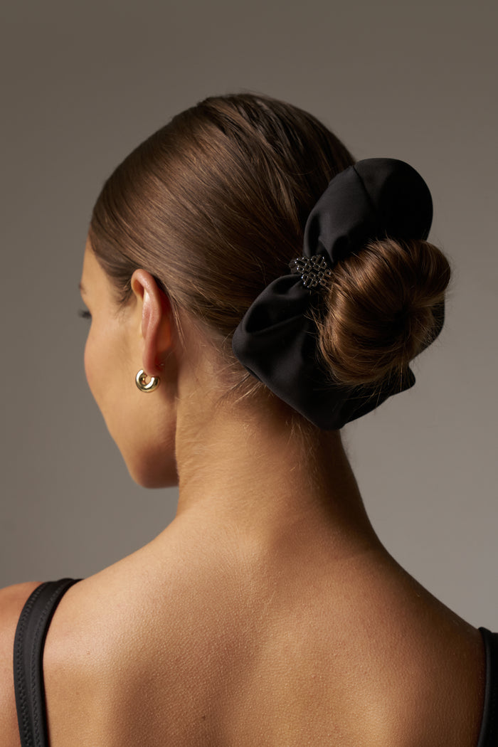 METAL EMBLEM SCRUNCHIE - BLACK
