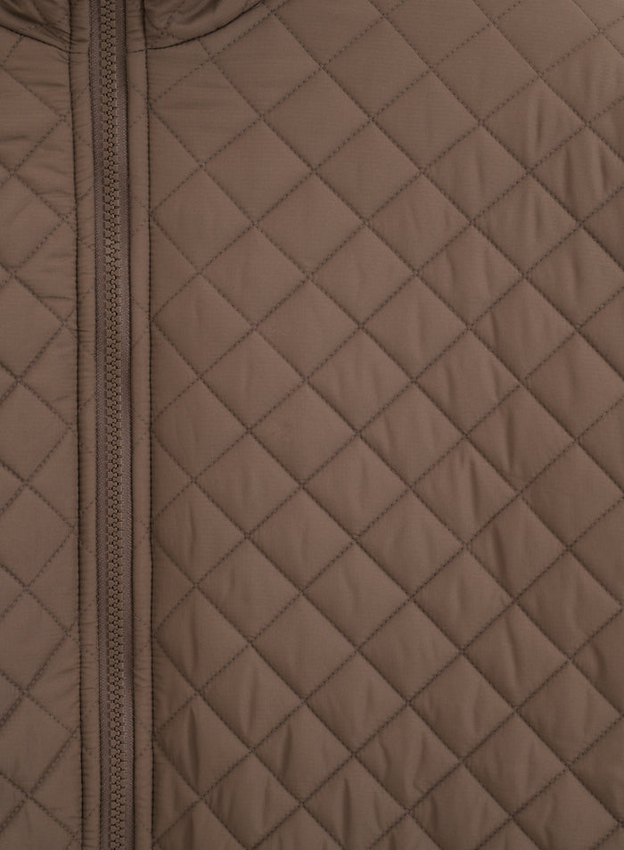 Lähikuva aim'n Oversized Quilted Jacket -takin nougatinruskeasta timanttitikatusta kankaasta ja etuvetoketjusta.