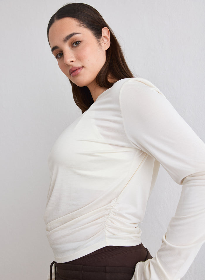 Malli, jolla on yllään aim'n Off White Luminous Draped Long Sleeve [L-174cm]
