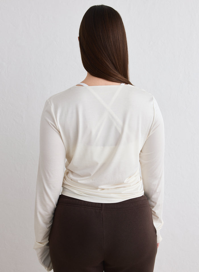 Takanäkymä Off White Luminous Draped Long Sleeve -paidasta [L-174cm]