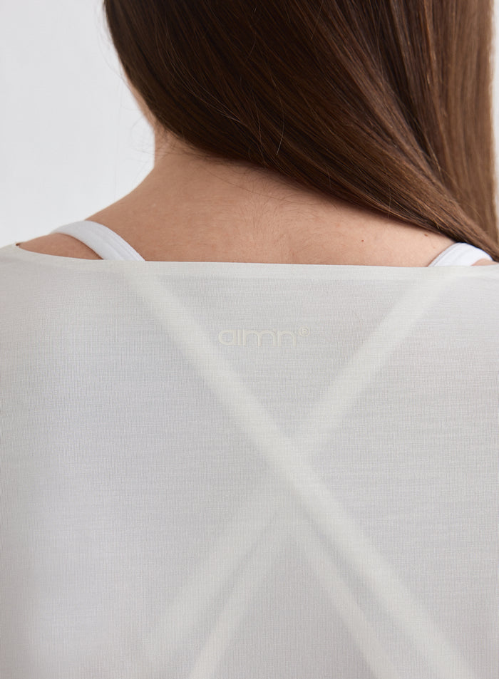 Lähikuva Off White Luminous Draped Long Sleeve -paidan selkäosasta, jossa on pieni aim'n-logo [L-174cm]