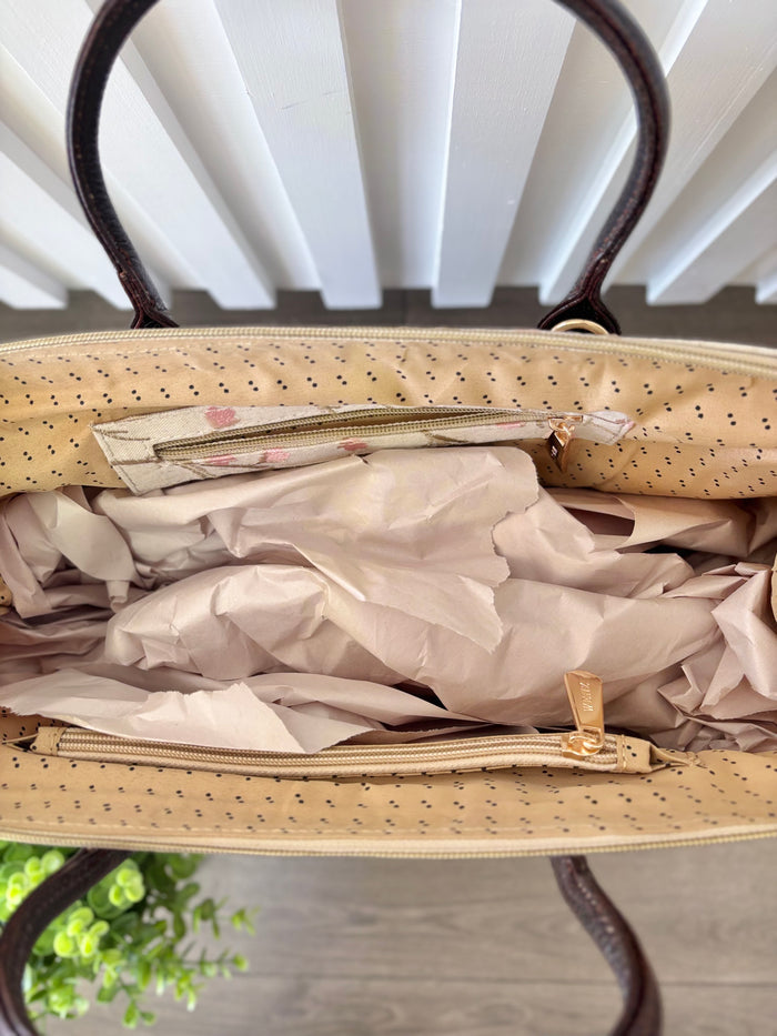 Open zipper top bag with inside pockets.
