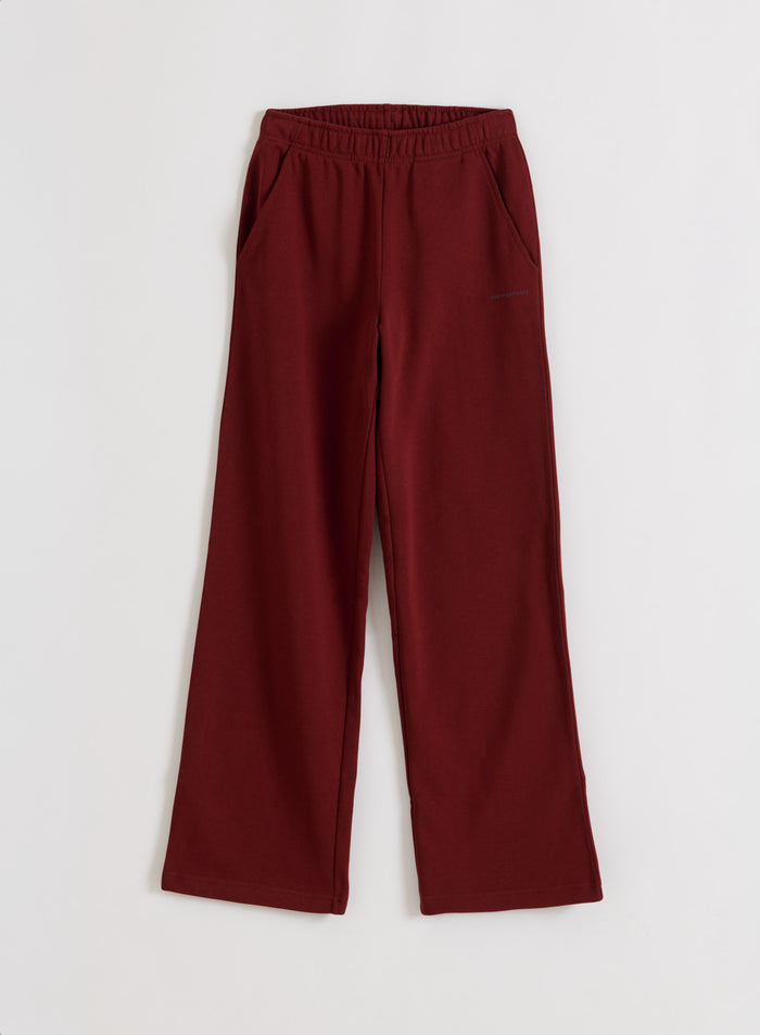 aim'n Ruby Chunky Terry Sweatpants -collegehousut rennolla leveällä lahkeella ja joustavalla vyötäröllä flatlay-kuvassa.