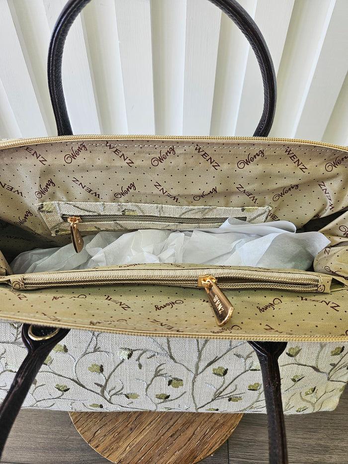 Open zipper top bag with pockets inside.
