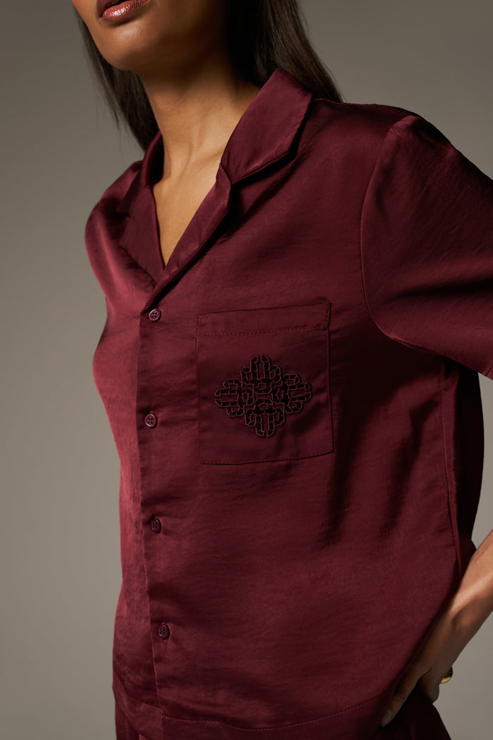 SATIN SHORT SLEEVE EMBLEM SHIRT - BURGUNDY