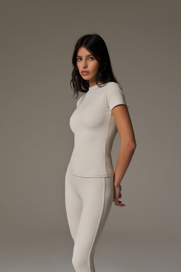 SCULPTING STRETCH EMBLEM BABY TEE - BONE