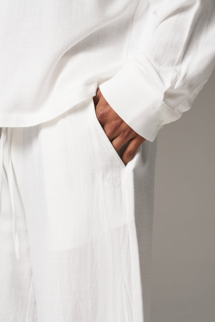TEXTURED WOVEN SHORTS - WHITE