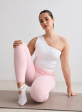 Nainen yllään valkoinen aim'n Shape Seamless One Shoulder Bralette [L-174cm]