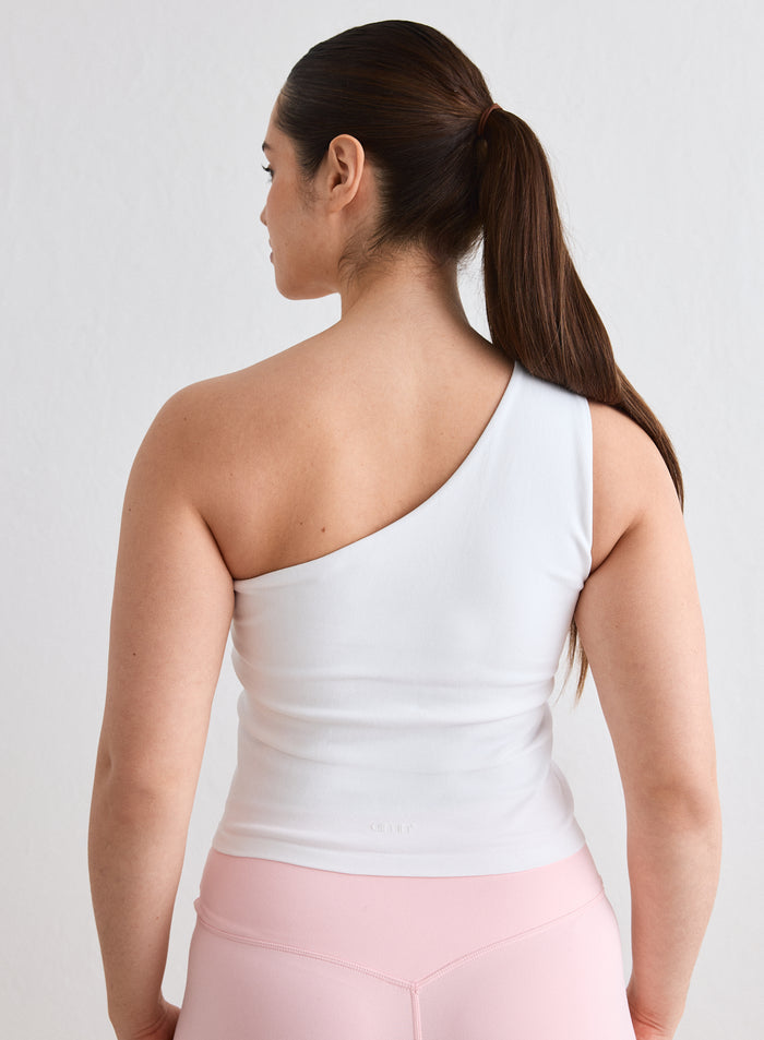 Takanäkymä mallista, jolla on yllään valkoinen aim'n Shape Seamless One Shoulder Bralette [L-174cm]