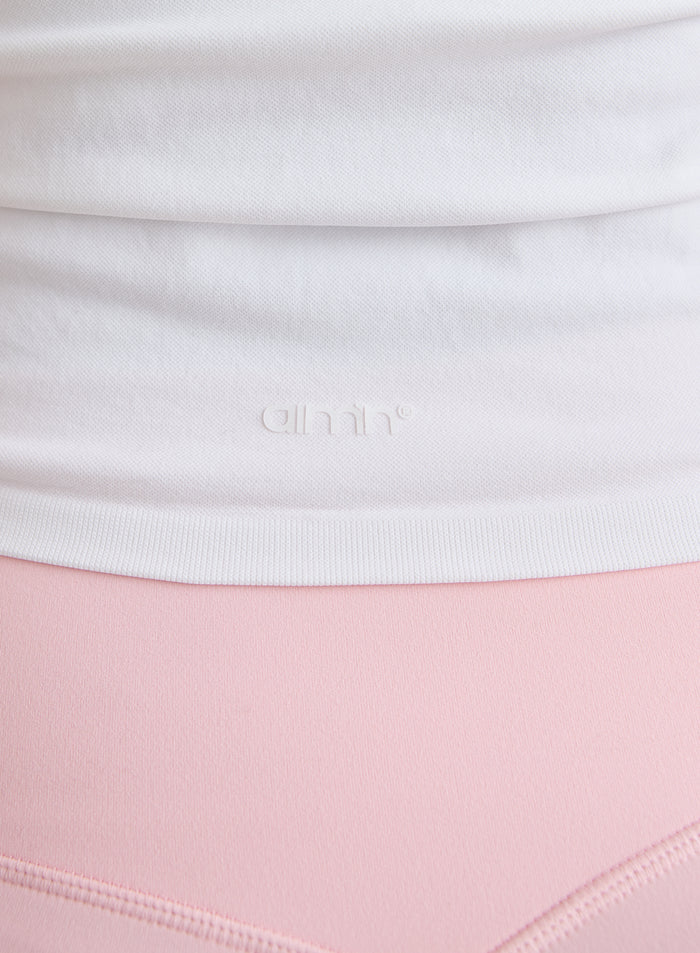 Lähikuva sävy sävyyn olevasta aim'n-logosta valkoisessa Shape Seamless One Shoulder Bralette -yläosassa [L-174cm]