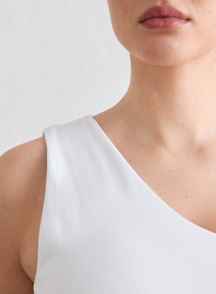 Lähikuva valkoisesta Shape Seamless One Shoulder Bralette -topista, joka keskittyy epäsymmetriseen olkaimeen ja pääntiehen [L-174cm]